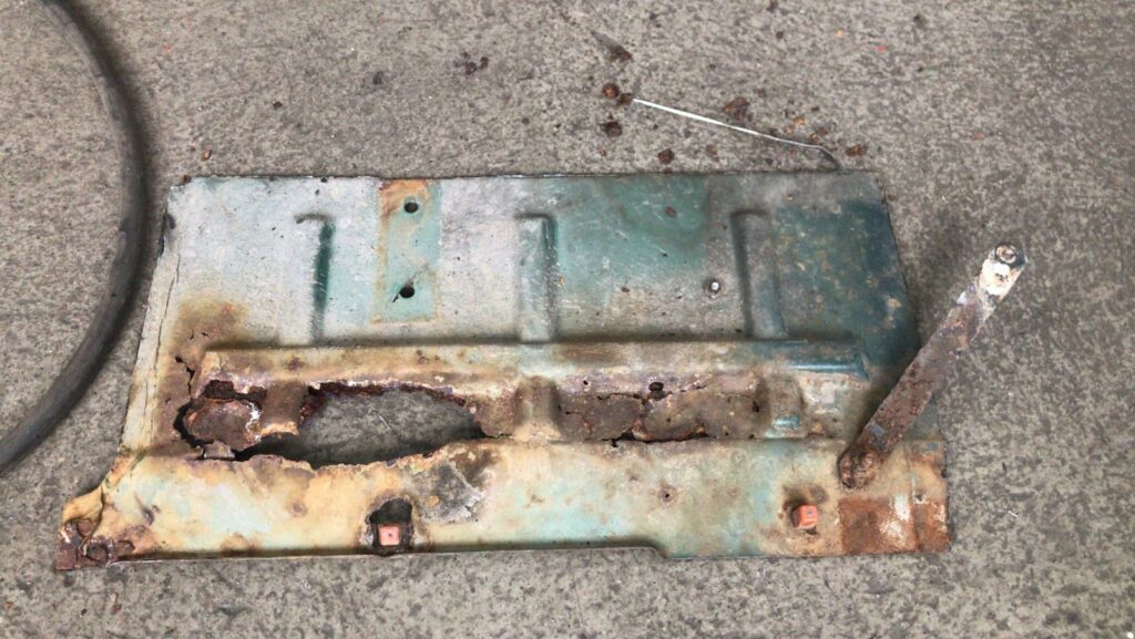 Rusty sheet metal of the footwell (part 1)