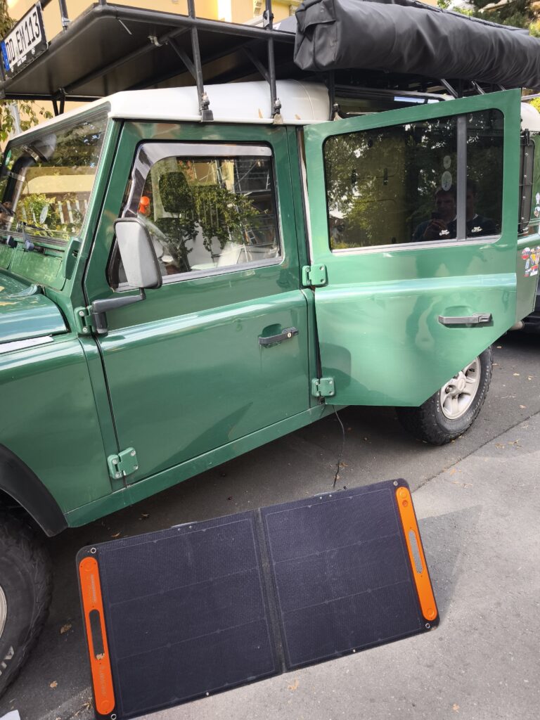 Mehr über den Artikel erfahren Faltbare Solaranlage im Defender: Warum wir der Sonne hinterherfahren (MPPT 75/15 & 2×100 W)