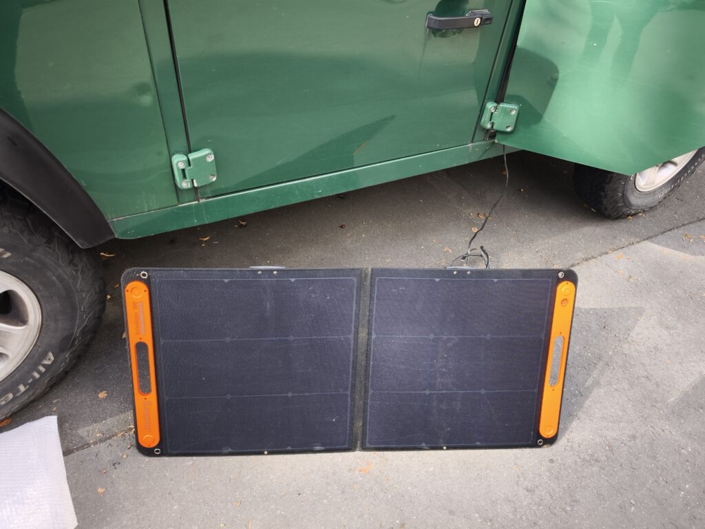 Connected 100W solarpanel in front of the car